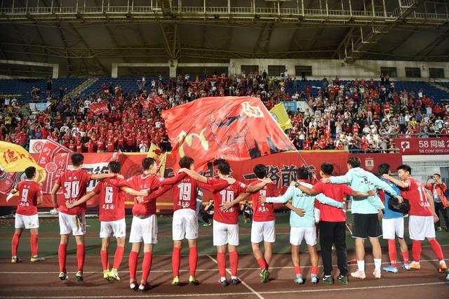 四川男篮球员段睿骐术后康复良好，或转会广东宏远，引发欠薪争议。（四川男篮后卫段睿骐术后恢复顺利，或转投广东宏远，欠薪争议发酵）