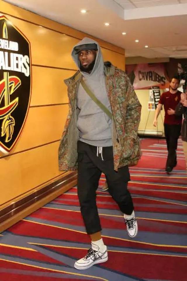 自由人聘请克里斯·德马科担任教练时，曾征求库里对他的评价（自由人在任命克里斯·德马科为教练前，曾向库里征求看法）