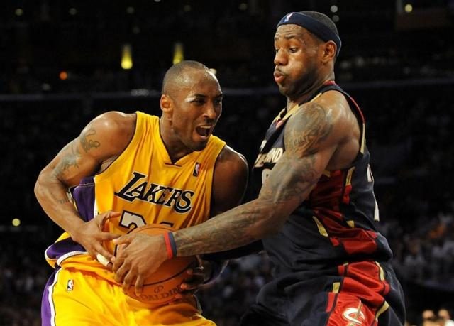 阿根廷国家队抵达安哥拉，大批球迷等候并高呼梅西名字（阿根廷国家队飞抵安哥拉，众多球迷迎候高喊梅西）