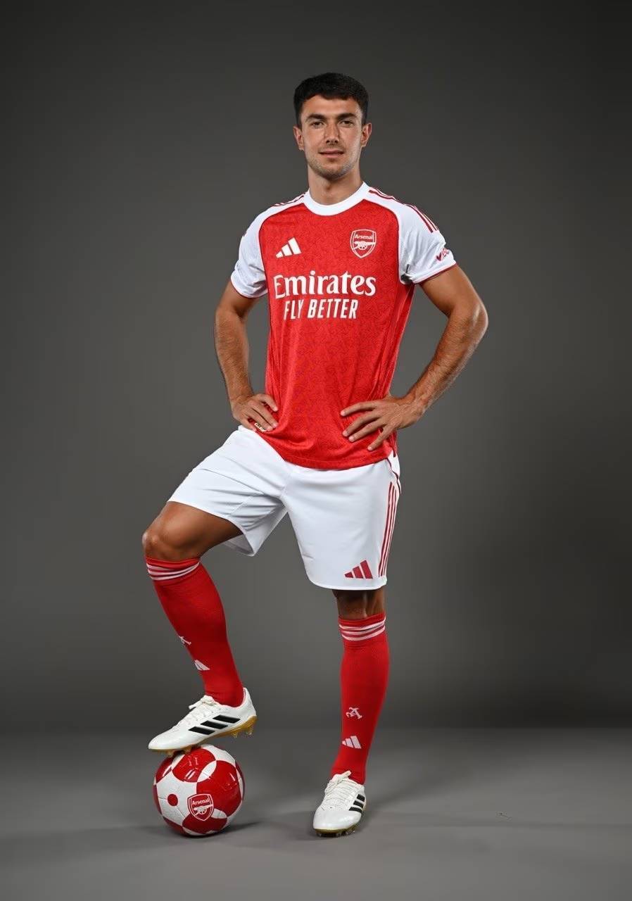 完成大四喜，姆巴佩当选欧冠官方本周最佳球员（姆巴佩上演大四喜，荣膺欧冠官方周最佳球员）